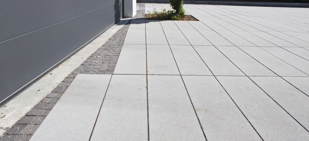 hofeinfahrt modern grün bepflanzt