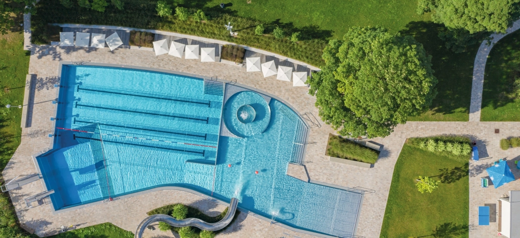 freibad bepflanzt schwimmbecken