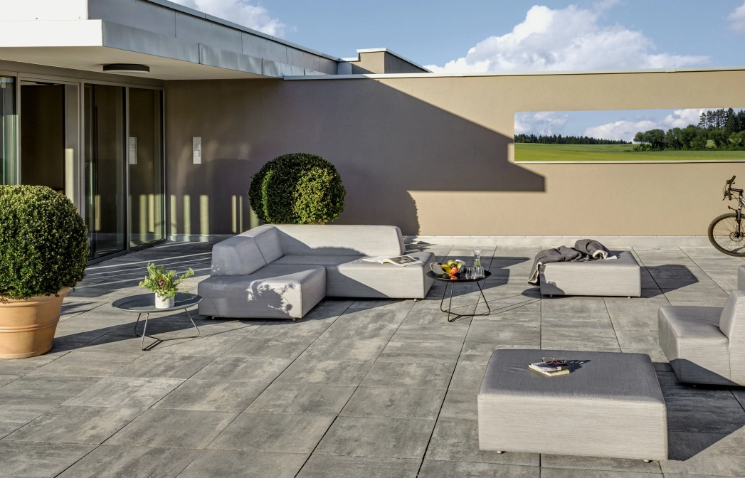 landhotel terrasse modern bepflanzt
