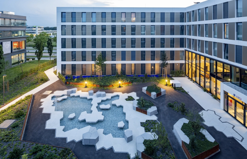 hotelhaus innenhof architektonisch bepflanzt