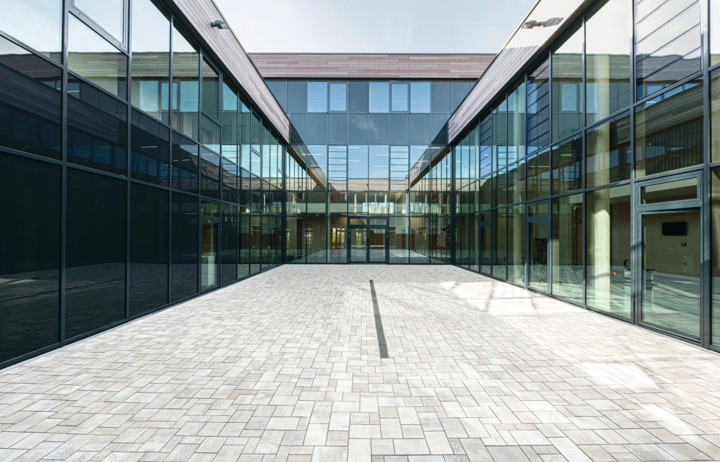 innenhof berufsfachschule modern