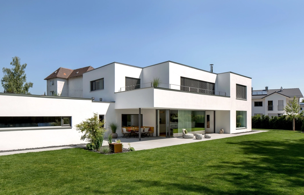 villa terrasse bepflanzt modern