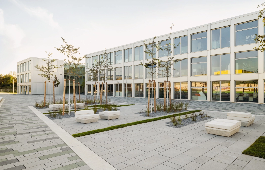 schule campus modern bepflanzt