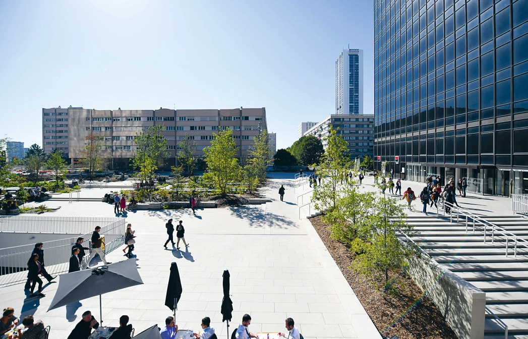 platz stadt hochhausviertel bepflanzt