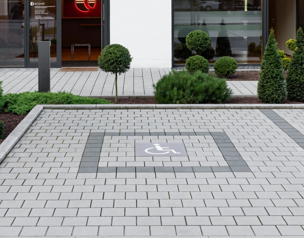 Ein Behindertenparkplatz mit einer blauen Markierungsplatte mit einem weißen Rollstuhlsymbol