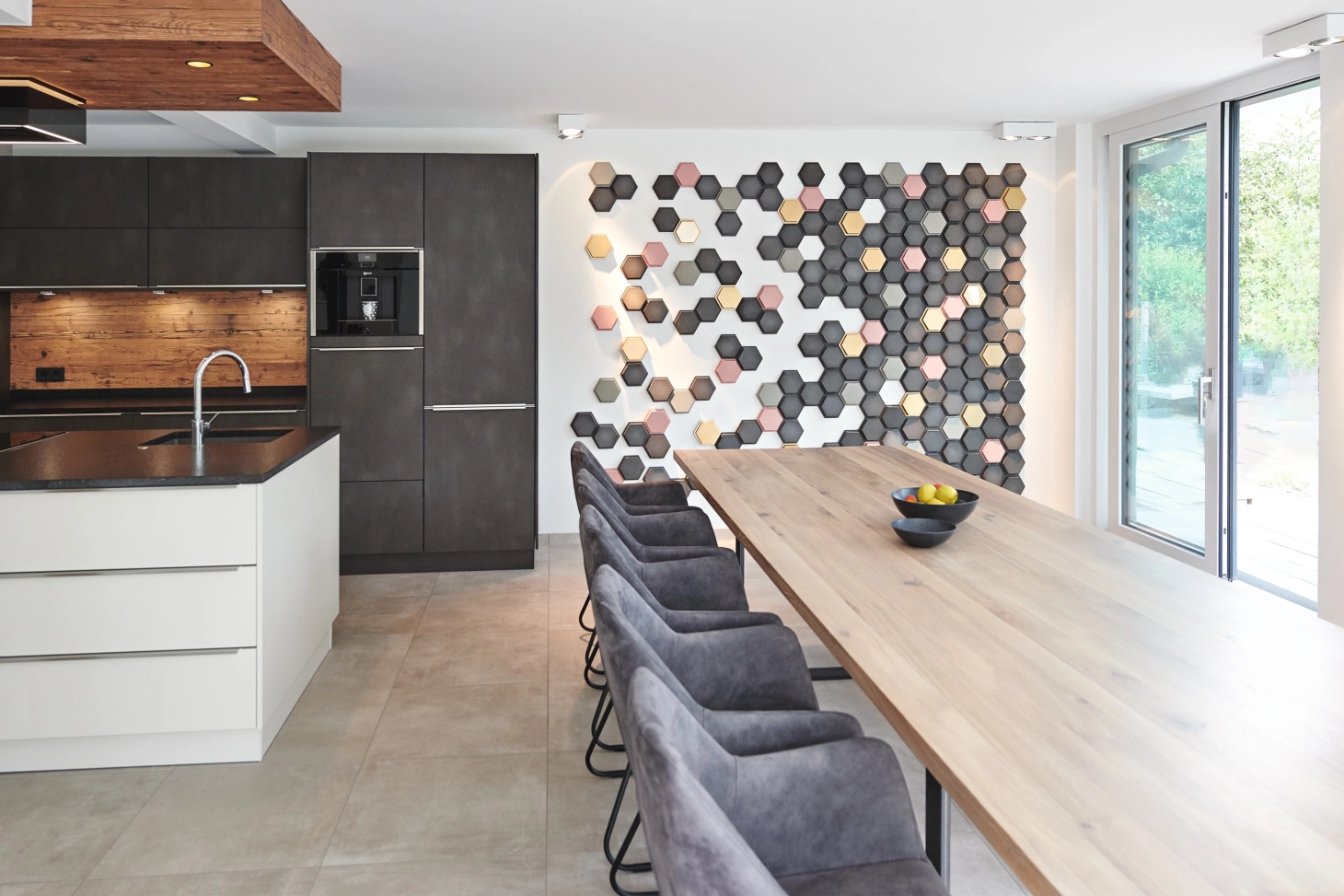 Modern kitchen and dining area with three-dimensional wall cladding 