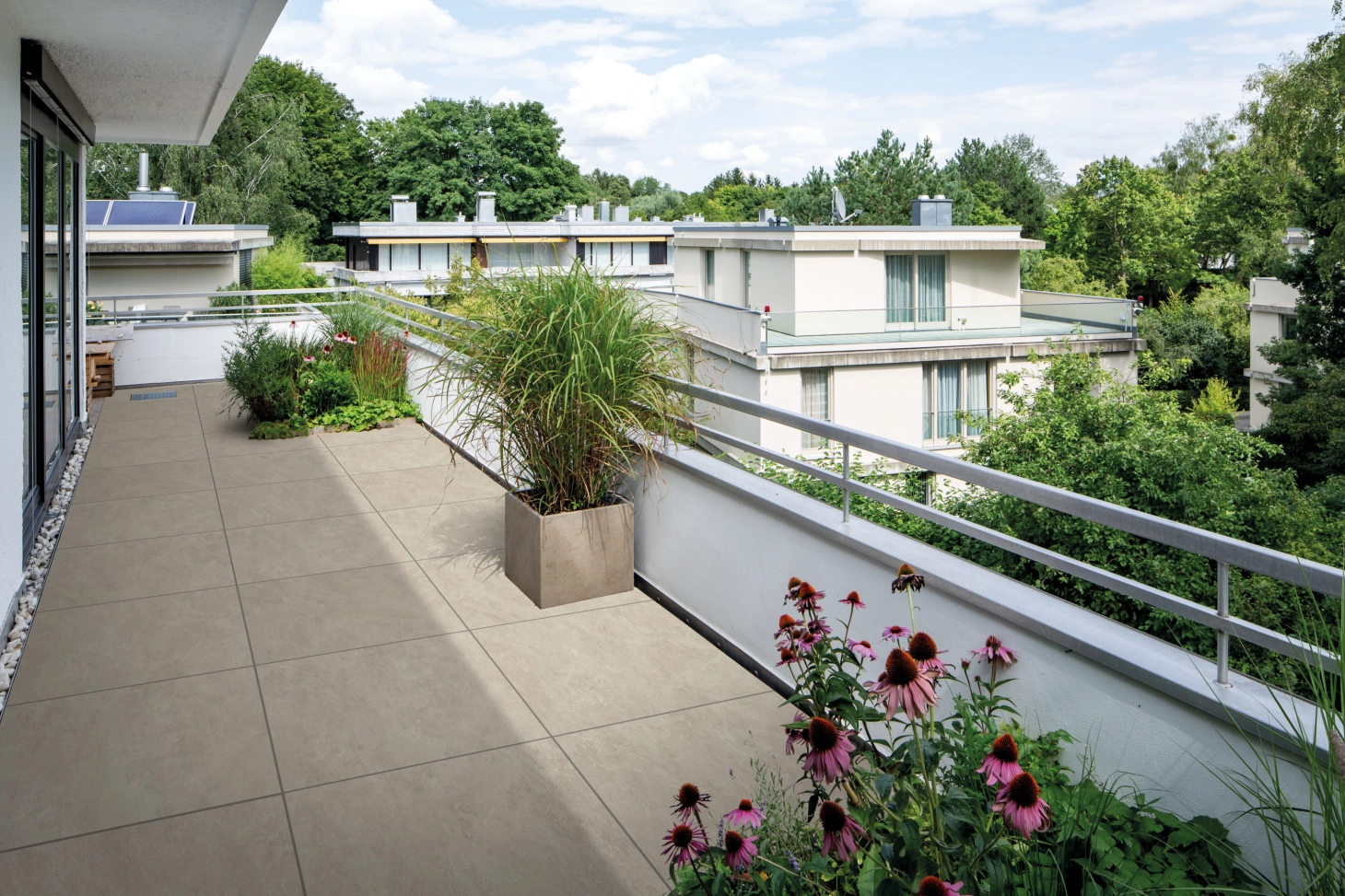 Dachterrasse mit Keramikverbundplatte in der Farbe Kalkstein mittel