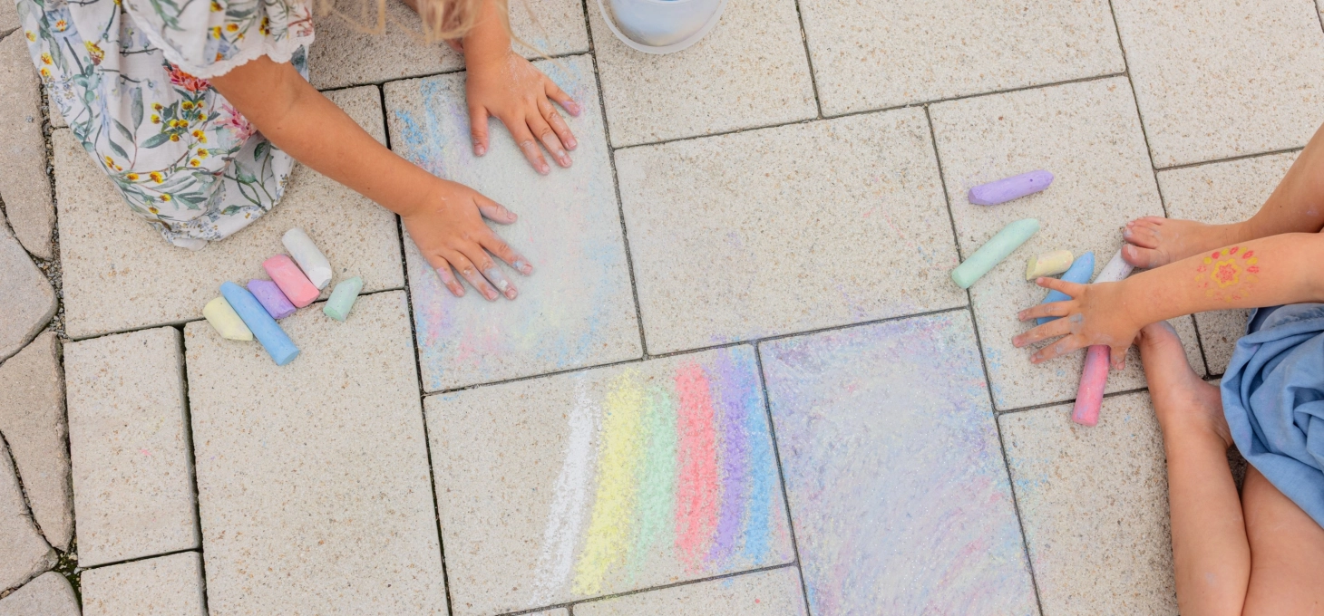 Kinder bemalen mit Kreide Pflaster/ Einfahrt von Godelmann 
