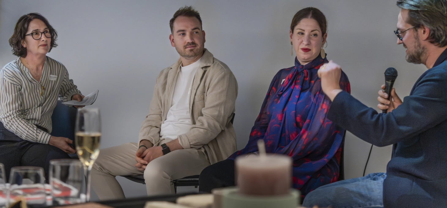 Gesprächsrunde zwischen Kristina Raderschad, Journalistin, Iven Roos, Landschaftsarchitekt und GaLabauer, Ester Bruzkus, Innenarchitekten, und Sebastian Herkner, Designer beim Panel Talk zum Thema Maximale Formbarkeit von Architekturbeton.