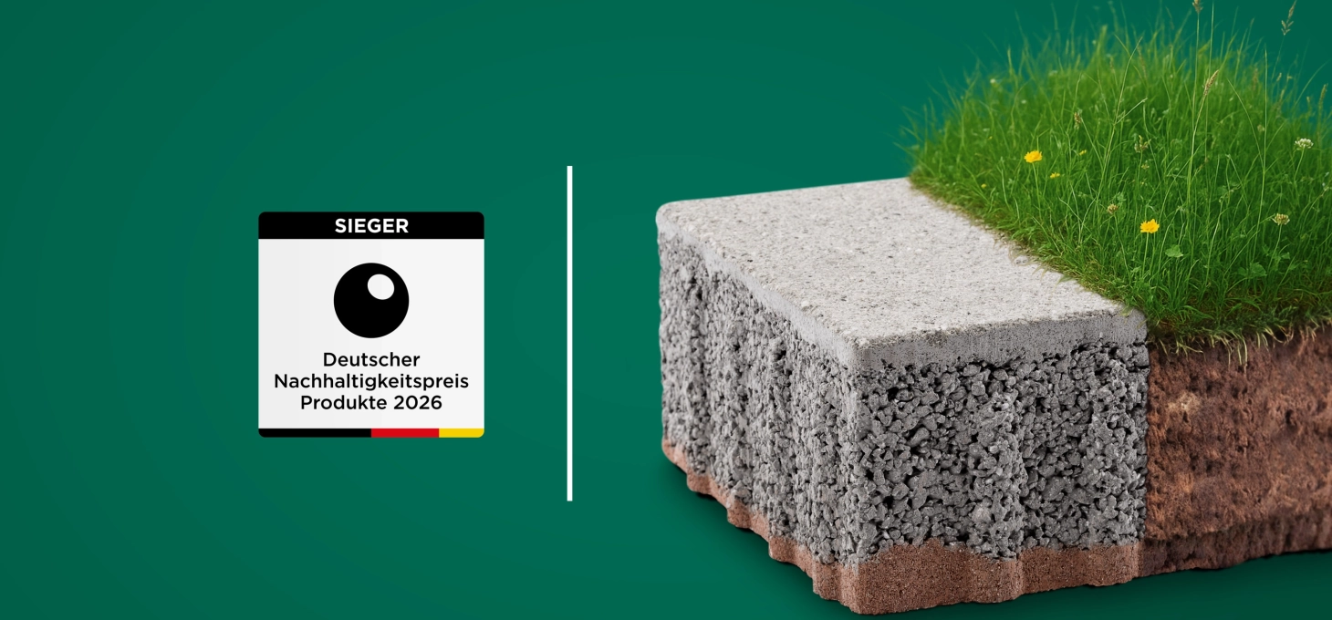 Logo des Deutschen Nachhaltigkeitspreis Produkt neben dem GDM.KLIMASTEIN, der neben einer Wiese liegt
