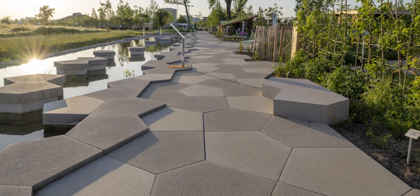 Großformatige Polygonplatten in verschiednen Grtautönen und passenden Sitzblöcken auf der Buga Mannheim 
