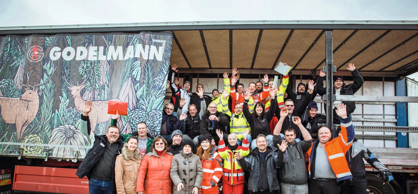 GODELMANN Weihnachtstrucker Gruppenfoto auf der Ladefläche eines GODELMANN-LKWs.