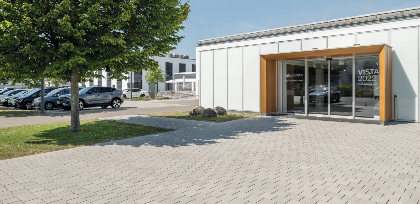 versickerungsfähige Zufahrt zu einem Autohaus