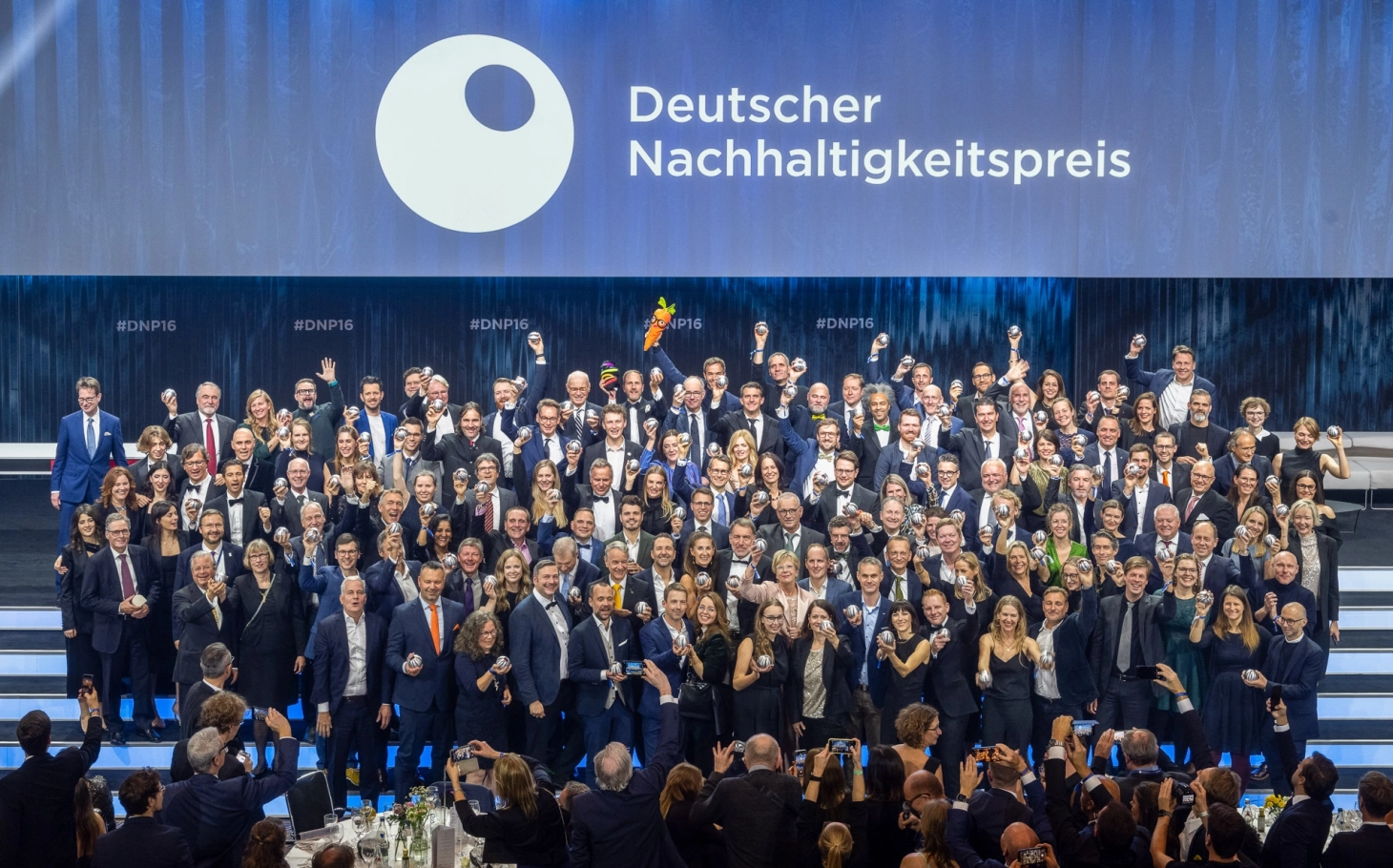 Die Gewinner des deutschern Nachhaltigkeitspreises stellen sich zum gemeinsamen Gruppenfoto auf. Über 100 Unternehmen wurden ausgezeichnet.