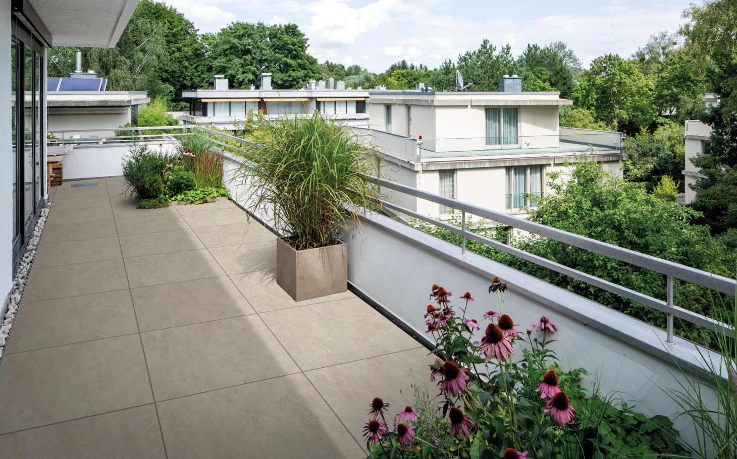 Dachterrasse mit der Keramikverbundplatte GDM.LIVA twice in Kalkstein mittel