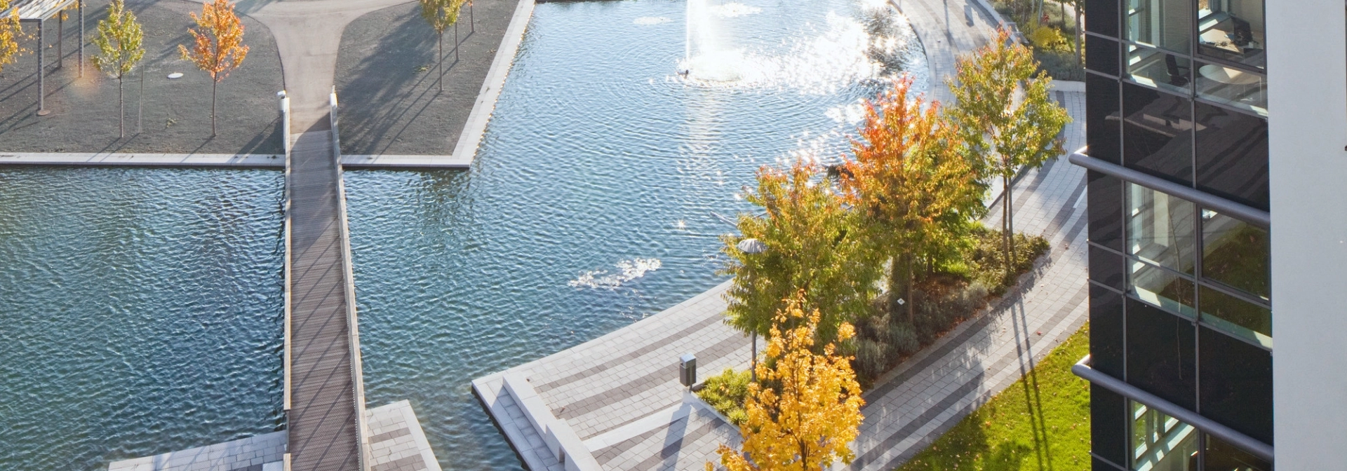 campus wasser bepflanzt hochhaus