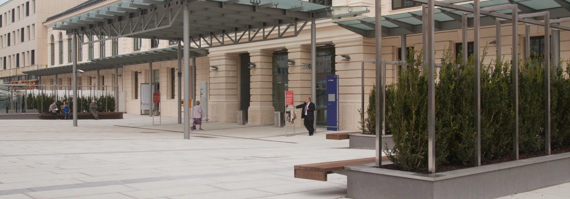 eingang vorplatz bahnhof