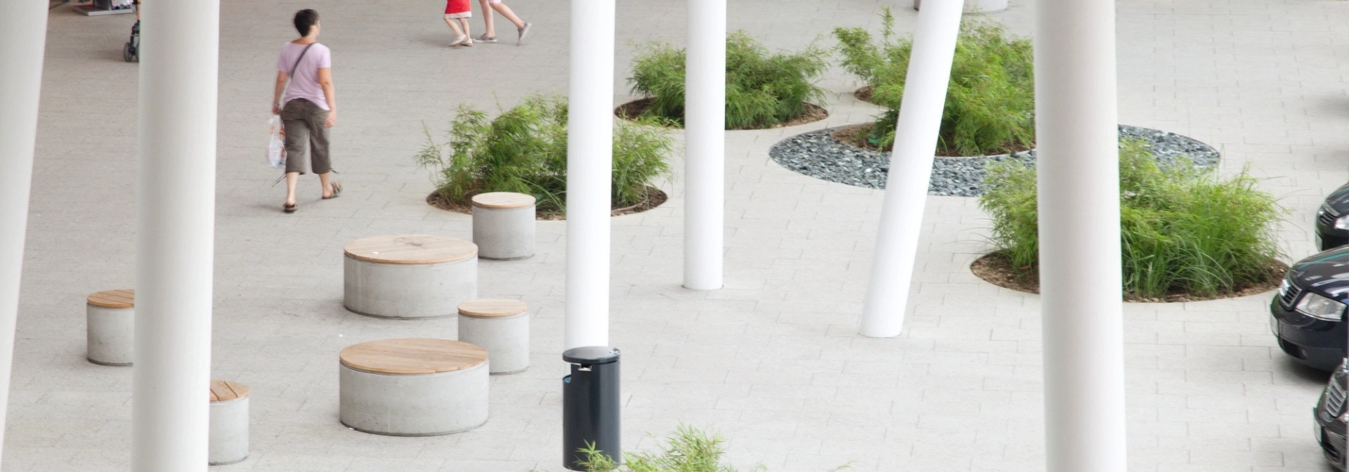 einkaufszentrum plaza bepflanzt modern