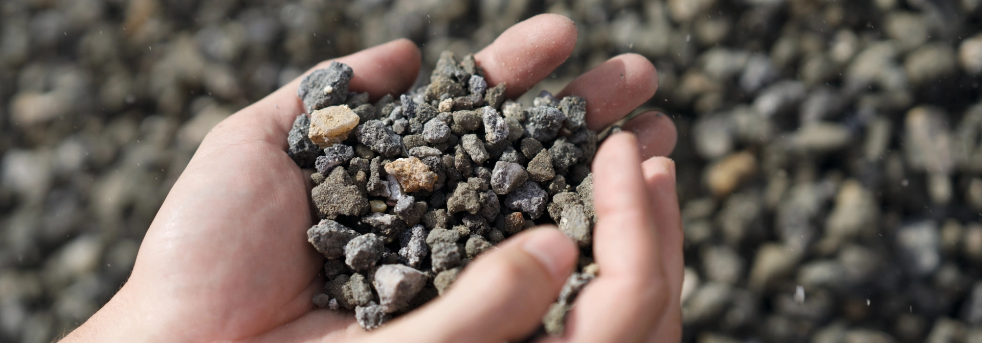 Betonrecycling, Hand hält recyceltes GRC-Material 