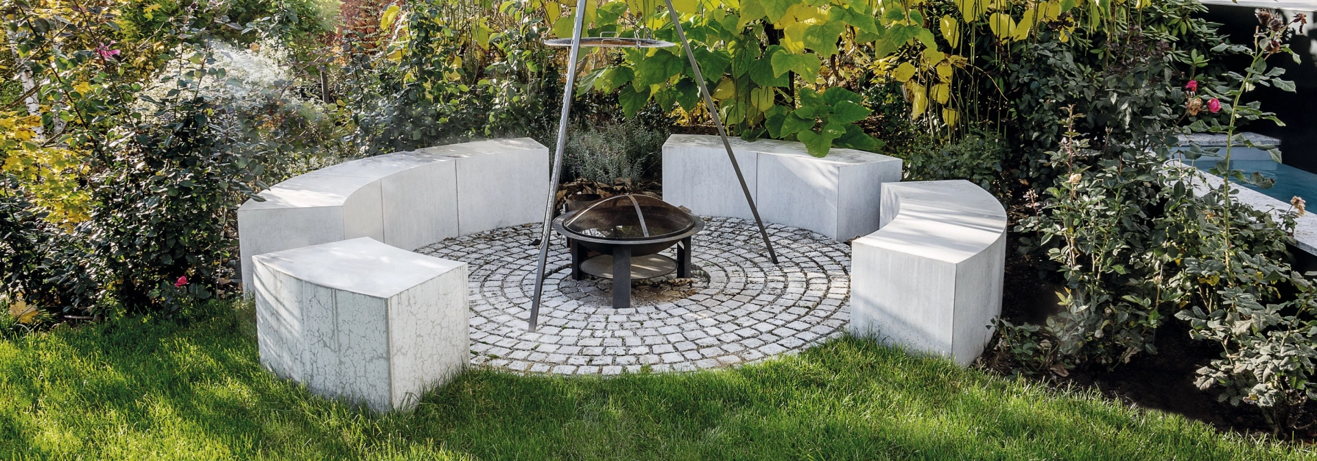 Feuerstelle mit Betonsitzfläche 