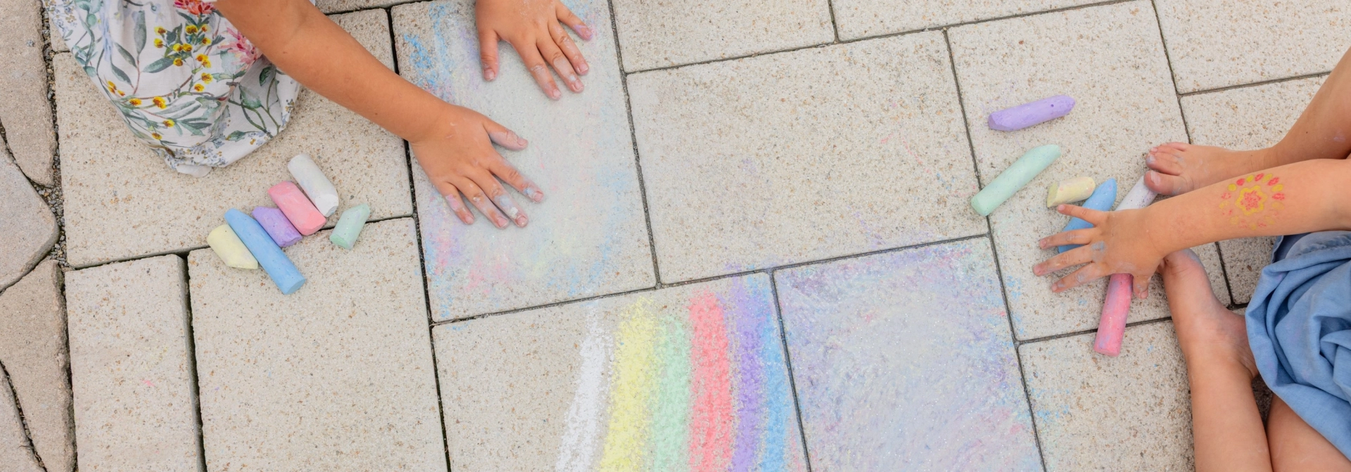 Kinder bemalen mit Kreide Pflaster/ Einfahrt von Godelmann
