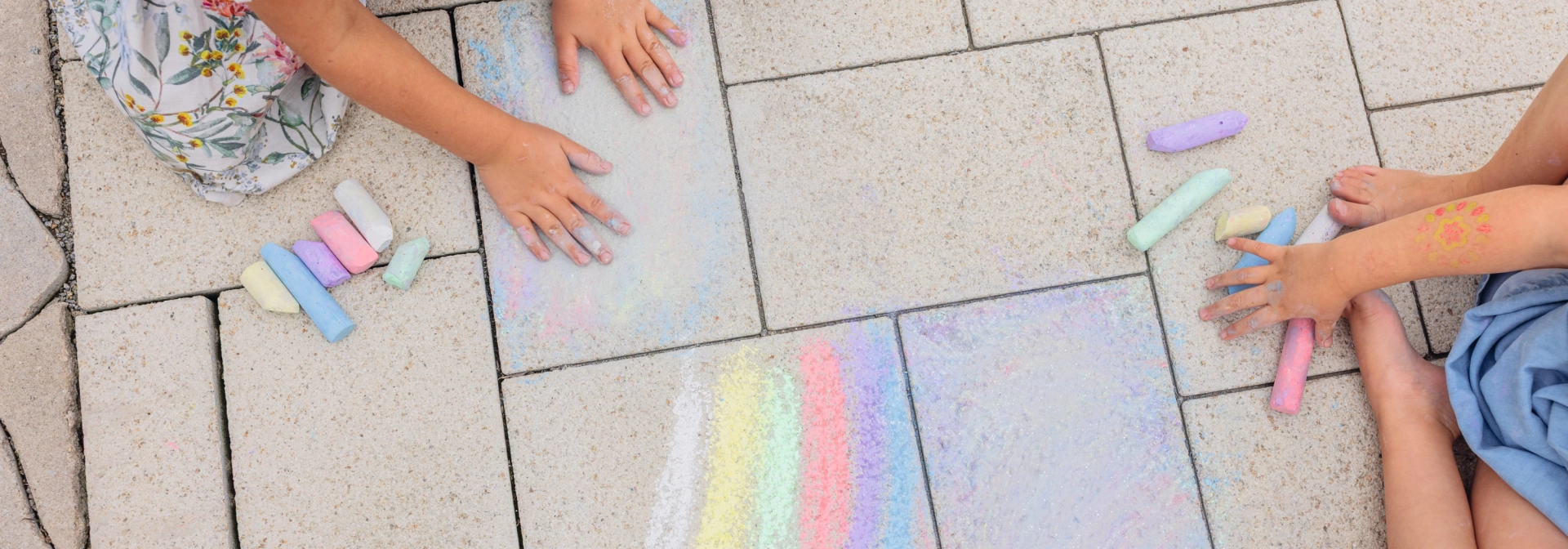 Kinder bemalen mit Kreide Pflaster/ Einfahrt von Godelmann 
