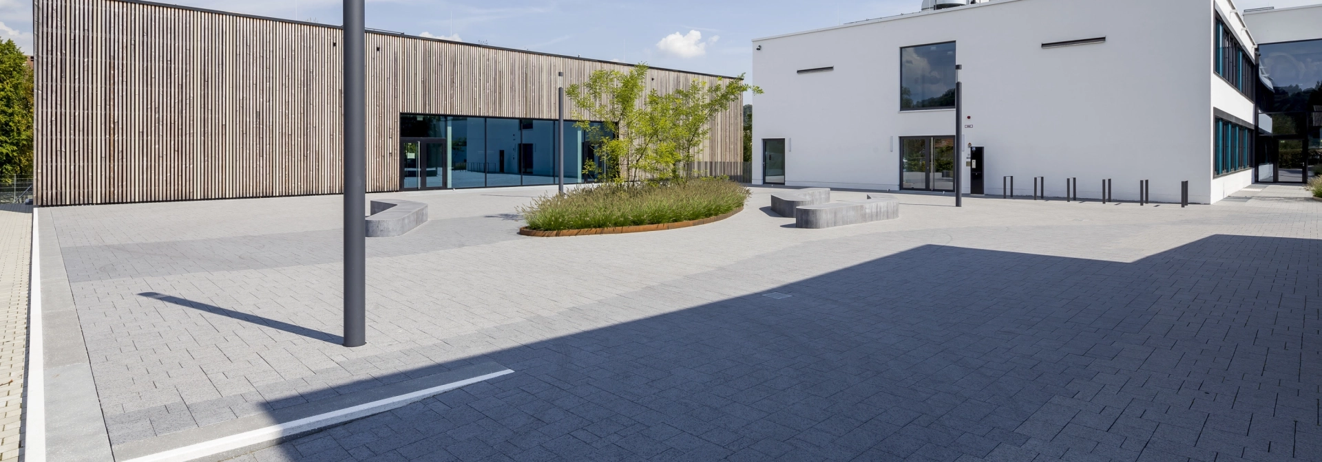 schulhof bepflanzt modern
