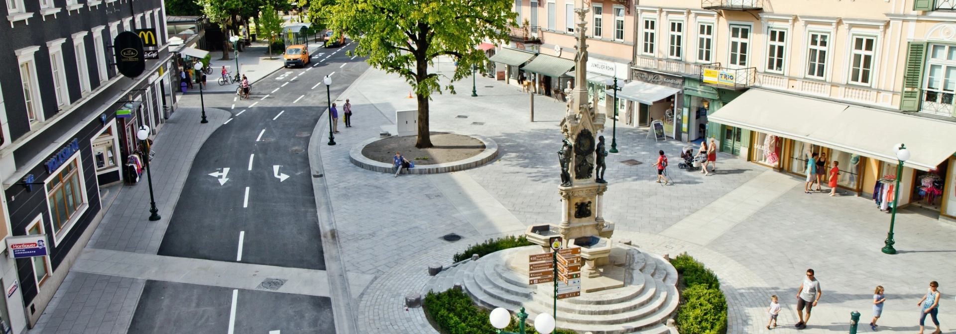 brunnen platz bepflanzt naturell