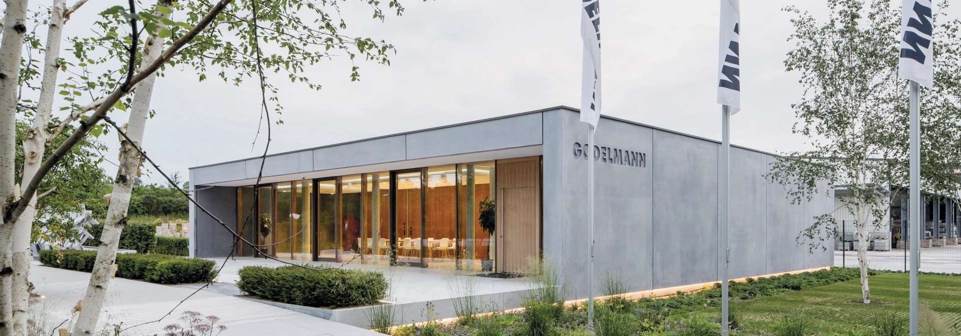 Modernes Bürogebäude am GODELMANN Standort in Maitenbeth - eingebettet in den modern gestalteten Ideen-Garten.