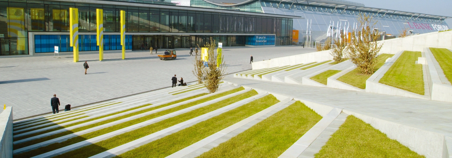 messe zentrum platz treppen begrünt