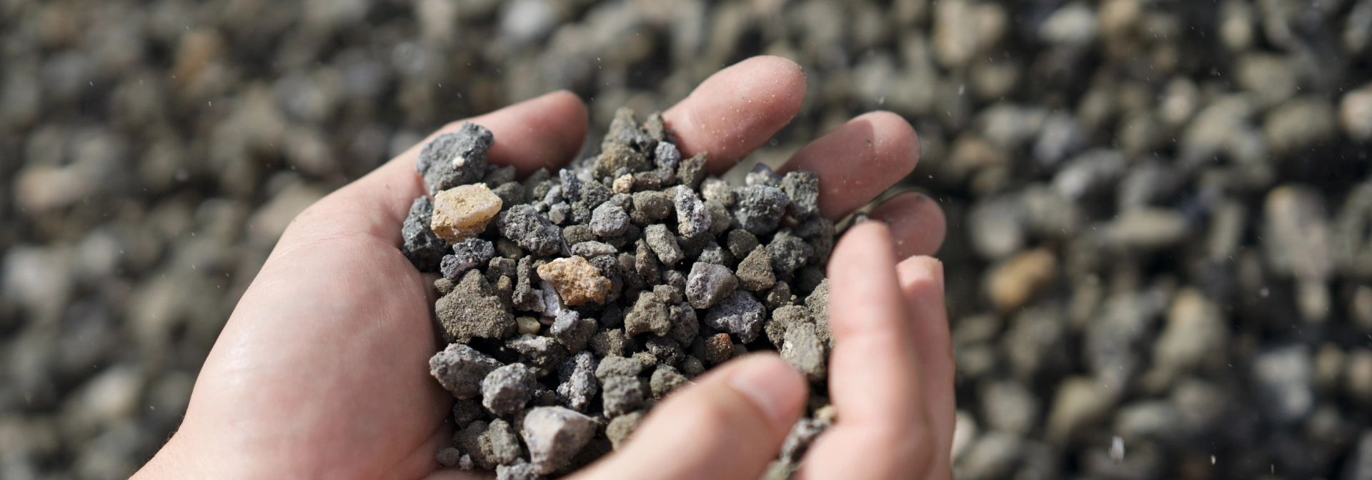 Eine Hand hält hochwertiges GODELMANN Recycling Material.