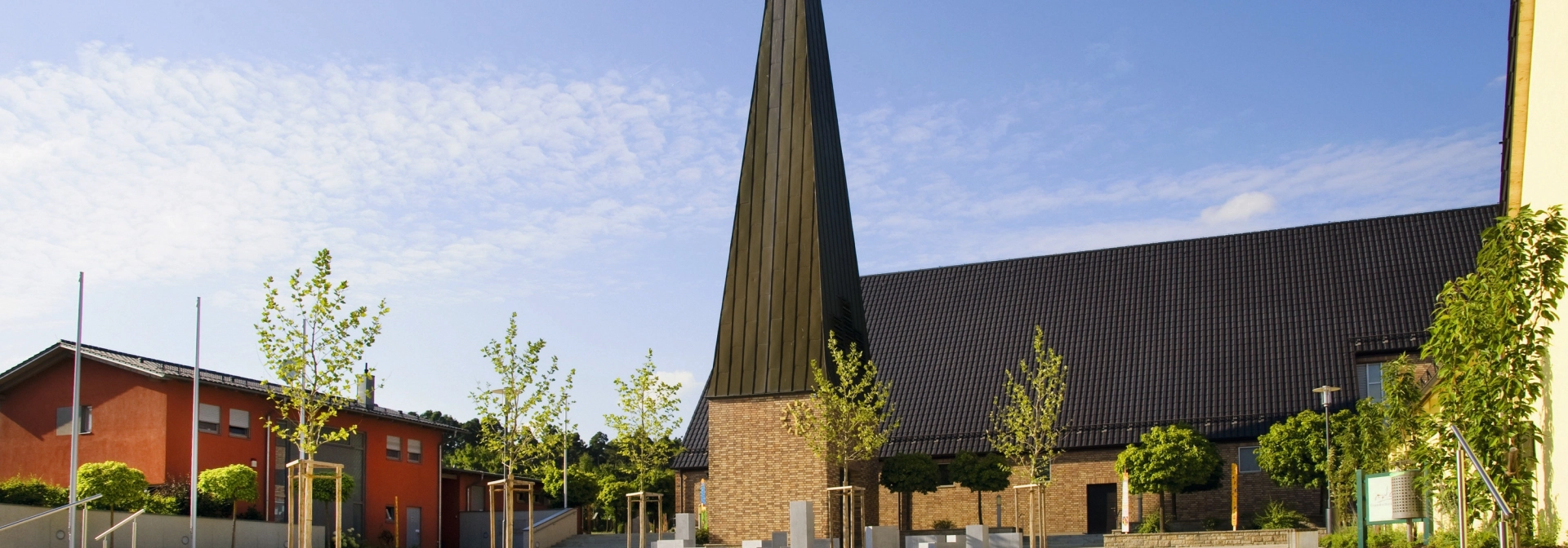 kirche platz treppe bepflanzt