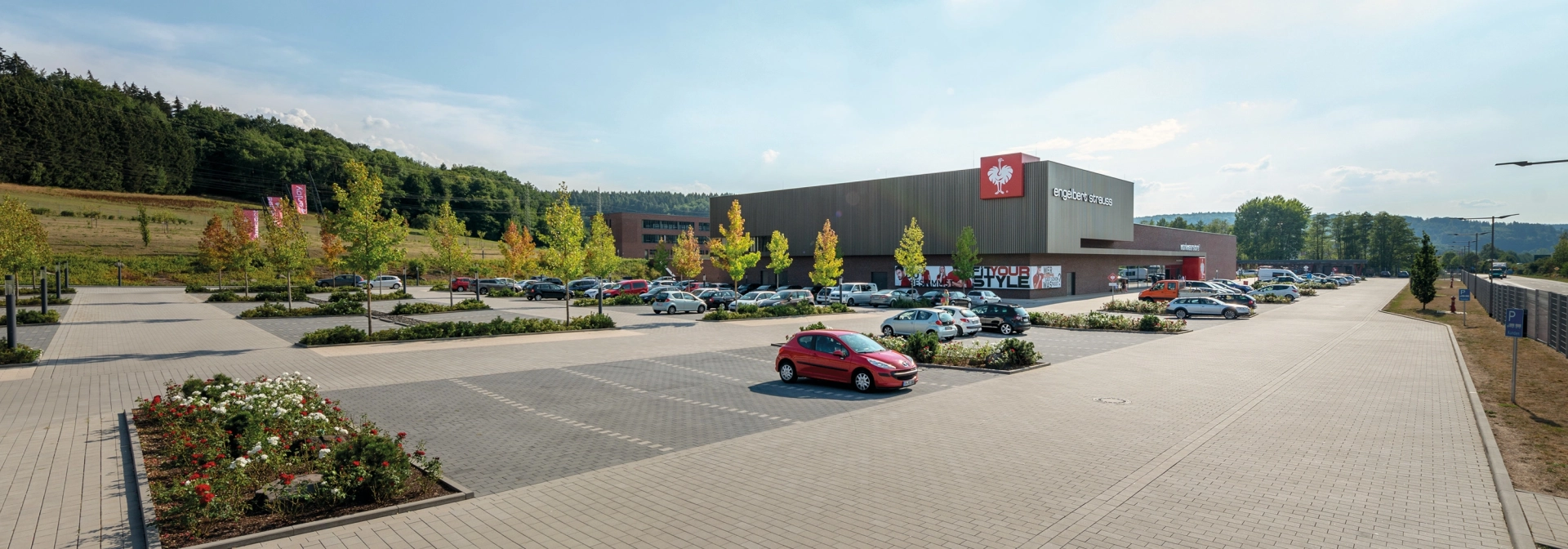 firmenzentrale campus parkplatz begrünt