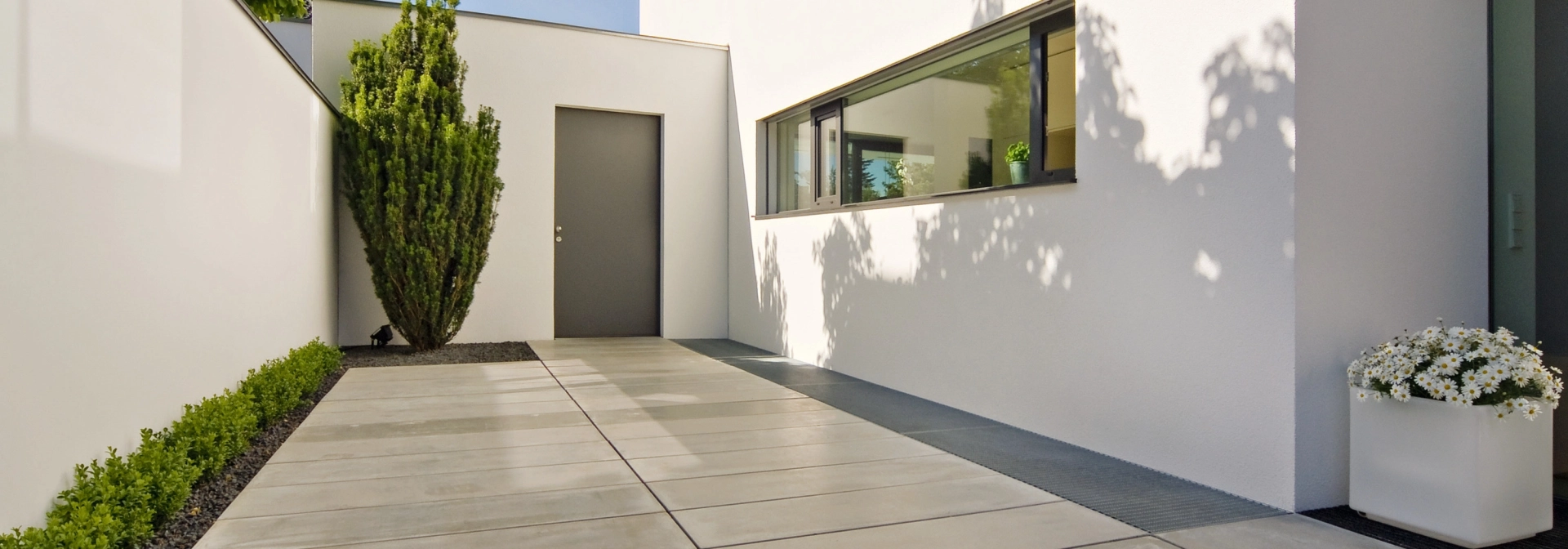house entrance private garden 