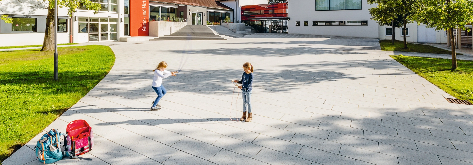 grundschule platz hof bepflanzt