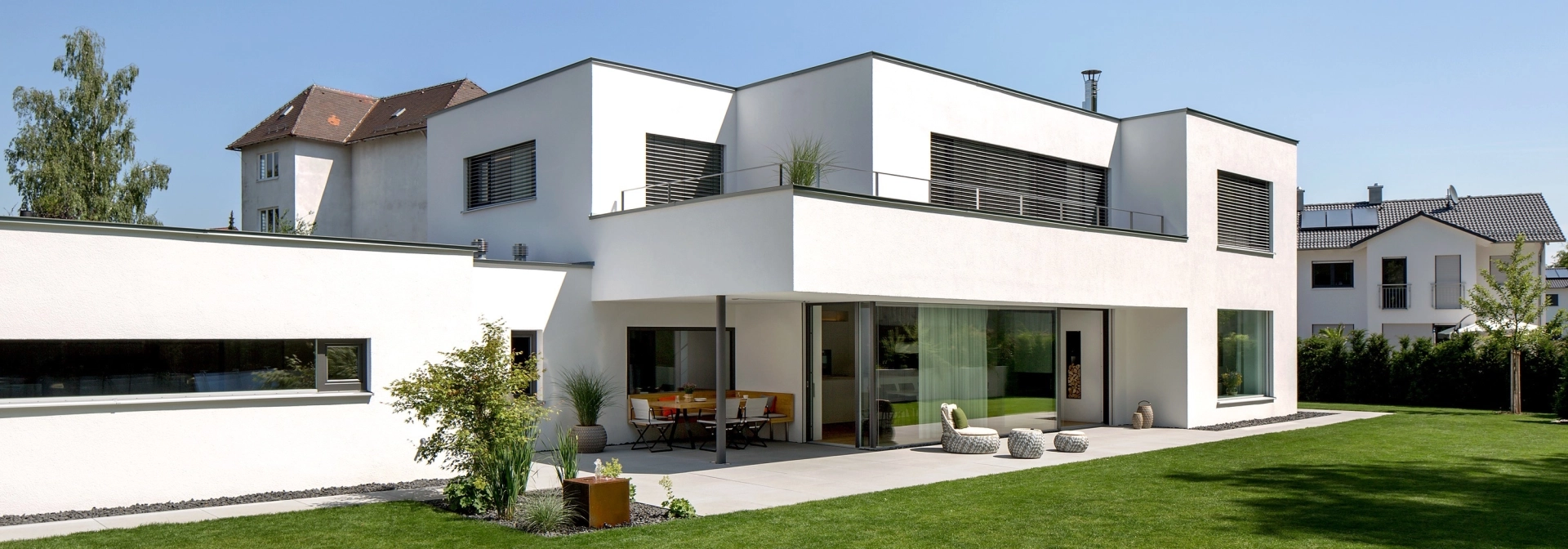 villa terrasse bepflanzt modern