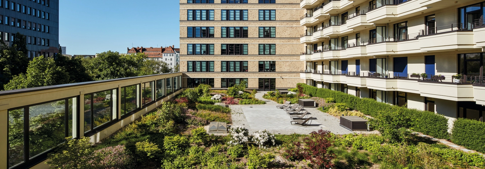 SpreeOneLiving in der Dovestraße in Berlin mit begrünter Dachterrasse.