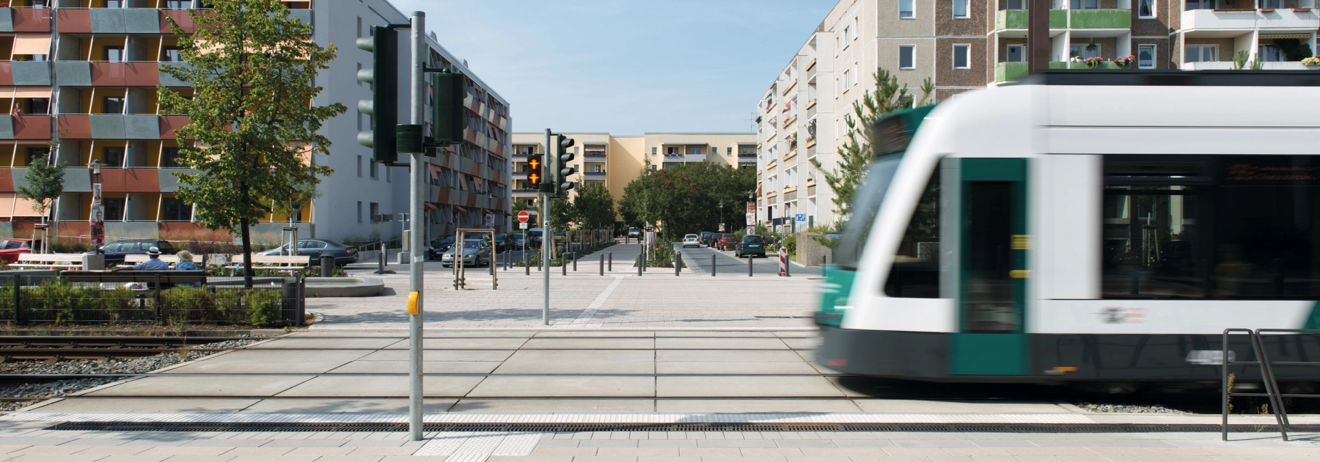 straße straßenbahn bepflanzt 