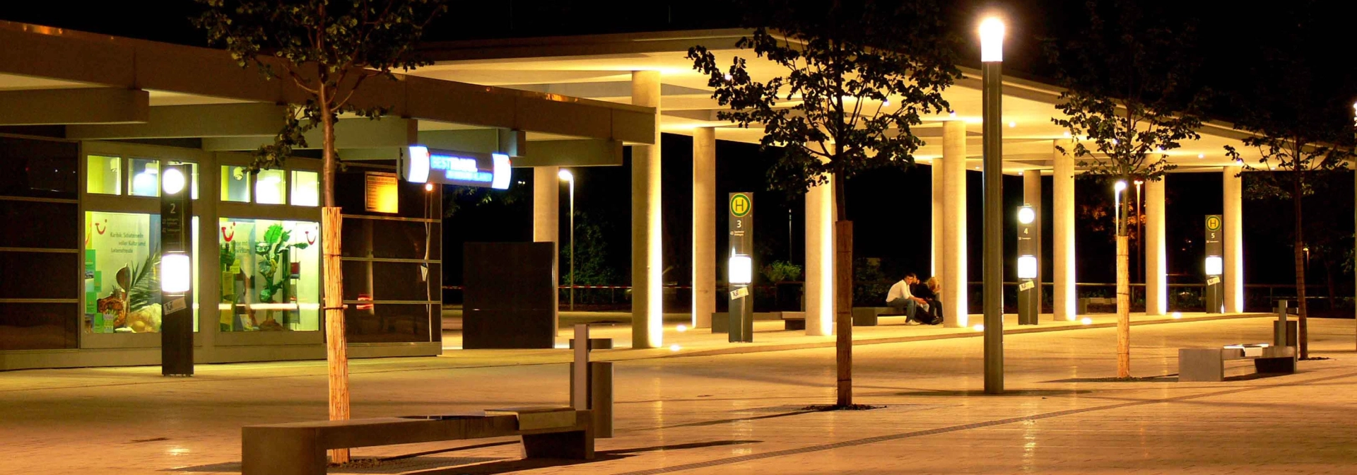 busbahnhof platz nacht