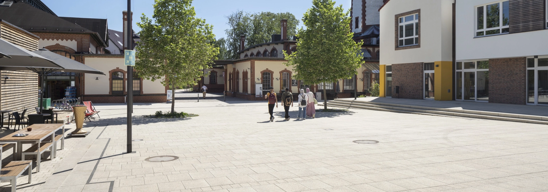 Marktplatz Beelitz-Heilstätten mit historischem Wasserturm und großzügiger Platzfläche GDM.NUEVA stone Pflastersteinen in der Farbe Sandstein-Uni.