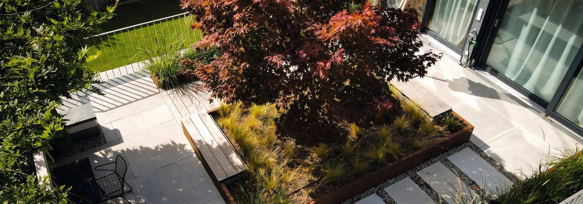 Dachterrasse mit Baum in der Mitte und viel grün