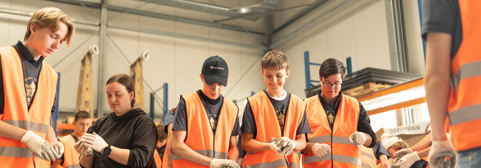 Beton-Workshop mit jungen Personen, die Spaß beim befüllen der Formen mit Beton haben.