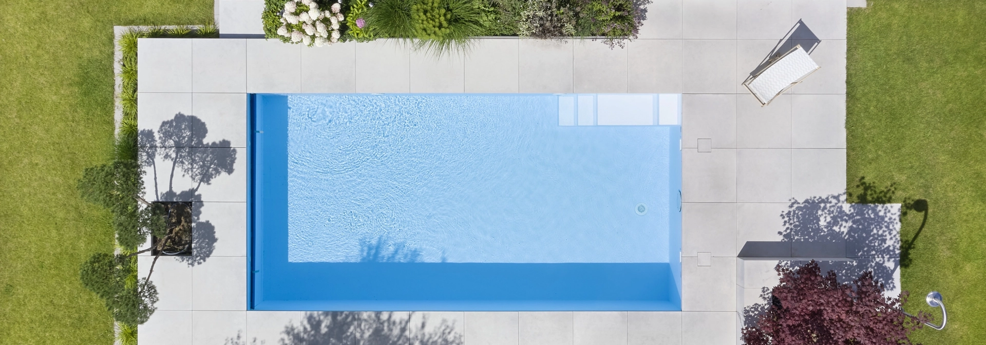 Poolterrasse aus der Vogelperspektive fotografiert