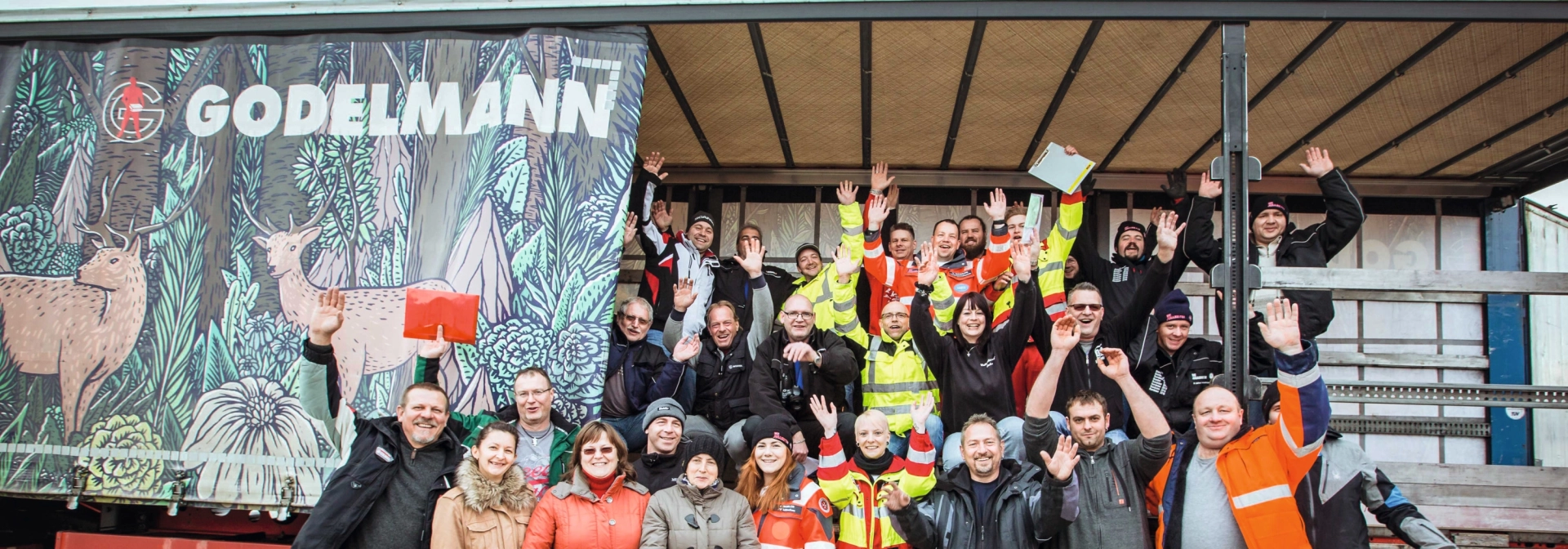 GODELMANN Weihnachtstrucker Gruppenfoto auf der Ladefläche eines GODELMANN-LKWs.