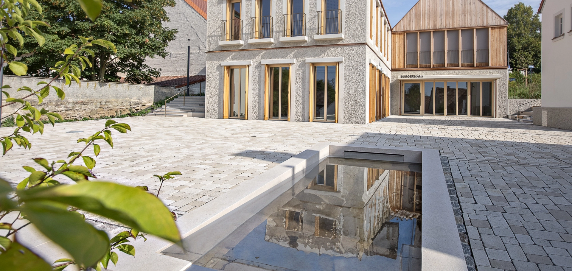 Bild vom Gemeindehaus Niederwerrn mit dem Klimastein als ökologischen Pflasterbelag