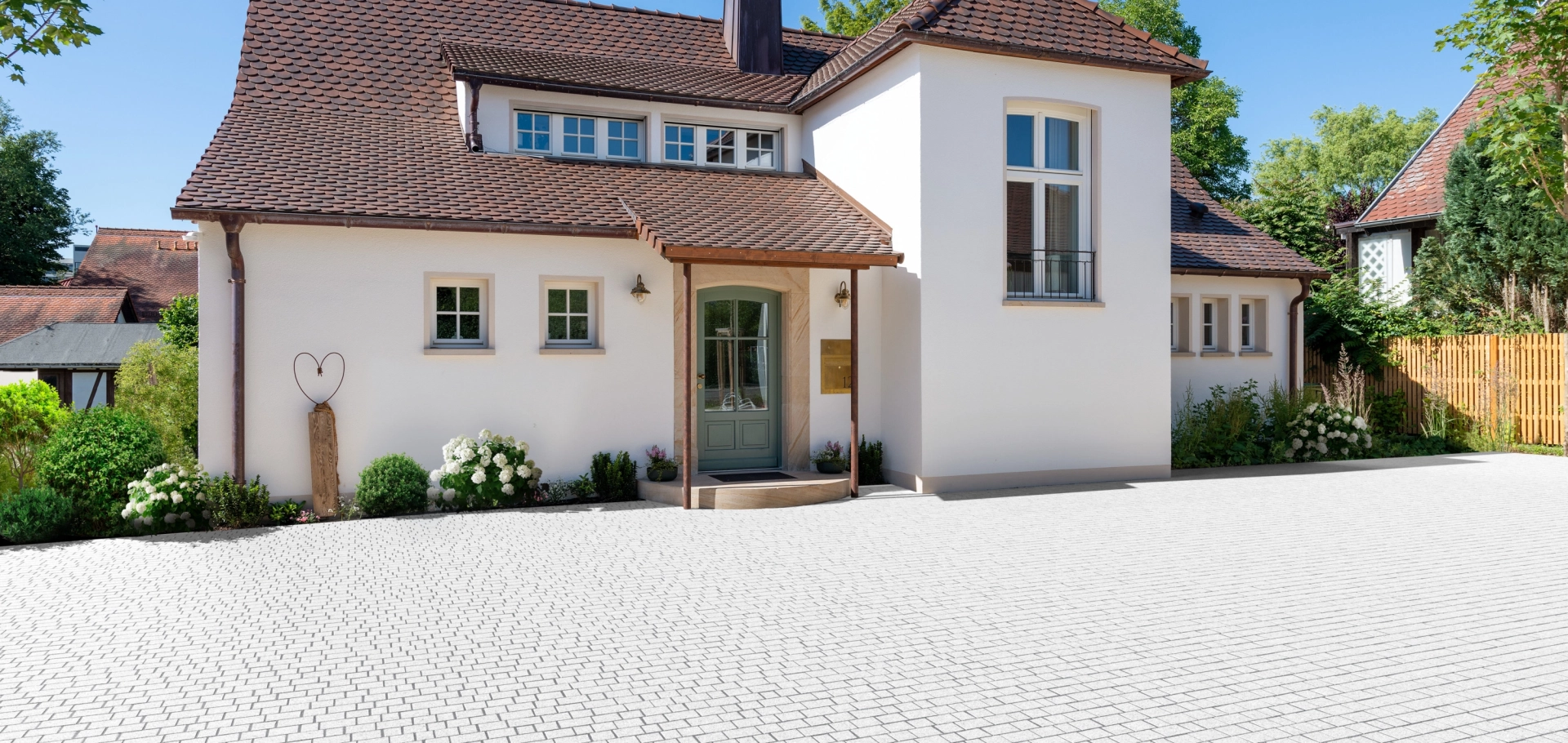 Driveway paving system with a natural stone look