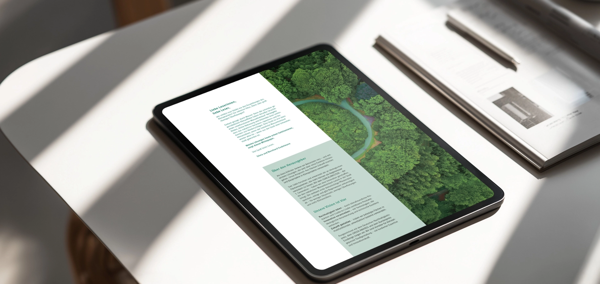 Mockup eines iPads mit dem Whitepaper „Klimaschutz beginnt am Boden: Klimaresilienz als Zukunftsstrategie“