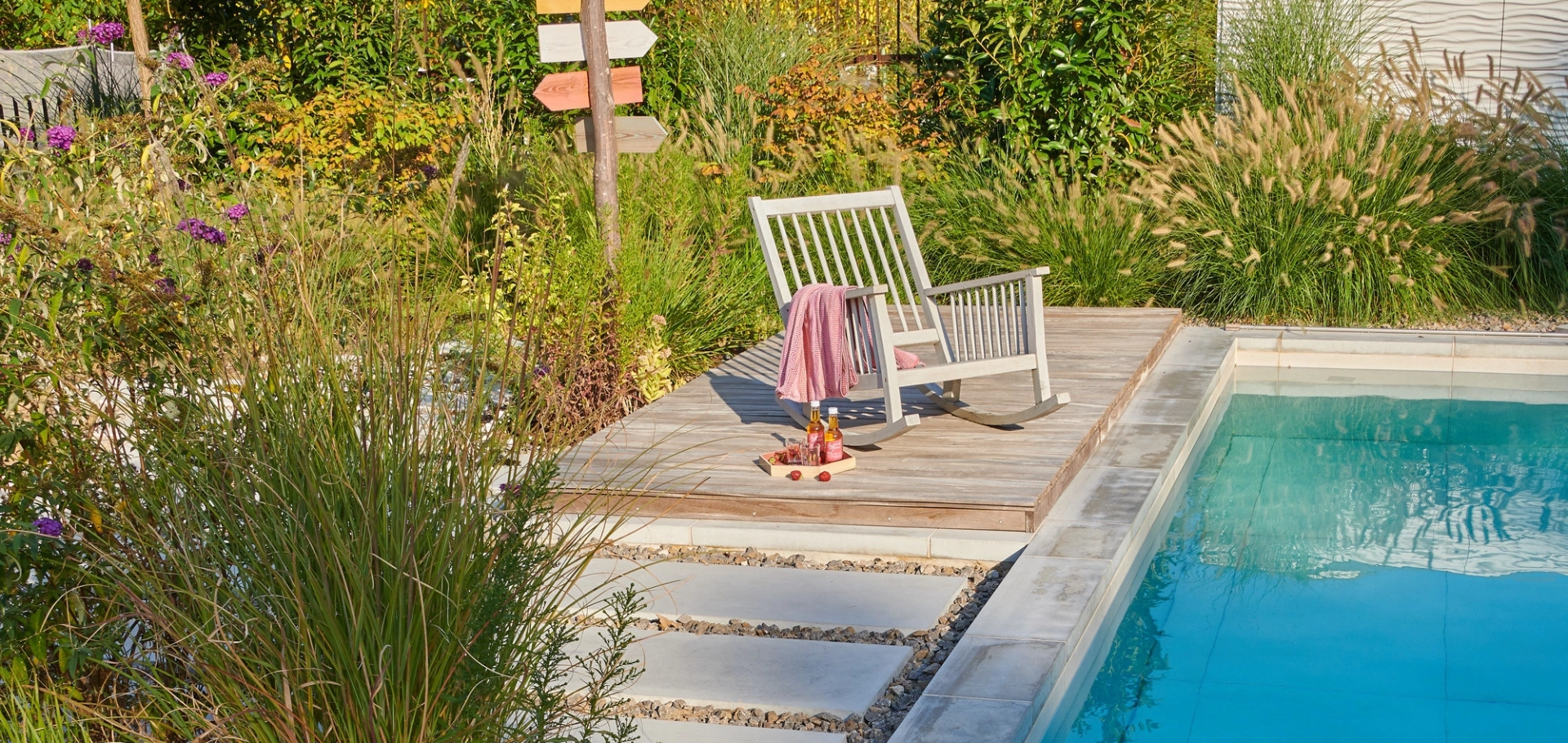 Traumhafter Garten mit Pool und Grün