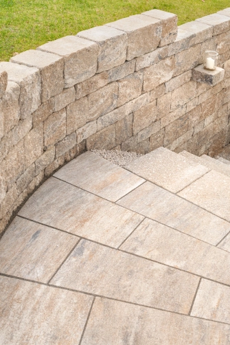 runde Treppenanlage mit Mauer in rustikaler, muschelkalk farbiger Optik 