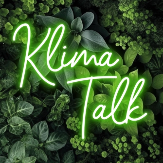 Neonschriftzug Klima Talk vor einer begrünten Wand